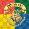Hogwarts лого слика, магична школа од Хари Потер серијал со мозаици во боите на светите магички куќи.