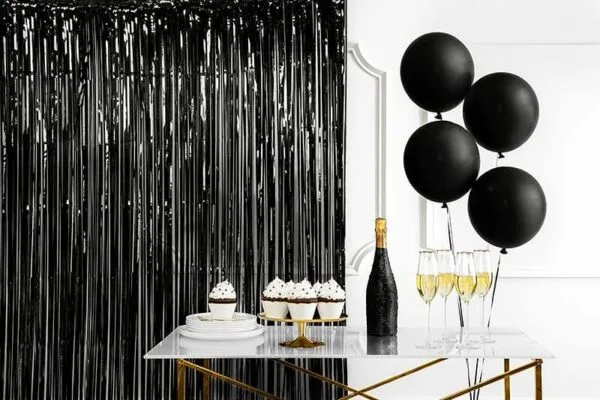 Party Deluxe празнична декорация с черни балони, шампанско и сладкиши за специални събития и тържества в стилен и луксозен интериор.