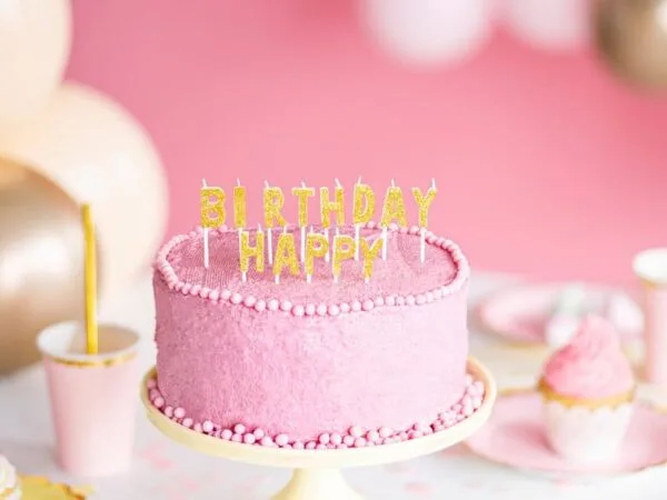 Луксозна празнична торта за рожден ден с надпис "BIRTHDAY HAPPY", подходяща за детски и възрастни събития, поръчка онлайн от Party Deluxe.