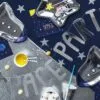 Космически тематични подаръци за парти, включващи метални купички и декорации, създаващи атмосфера на космическо приключение и забавление, перфектни за детски и тематични събития.