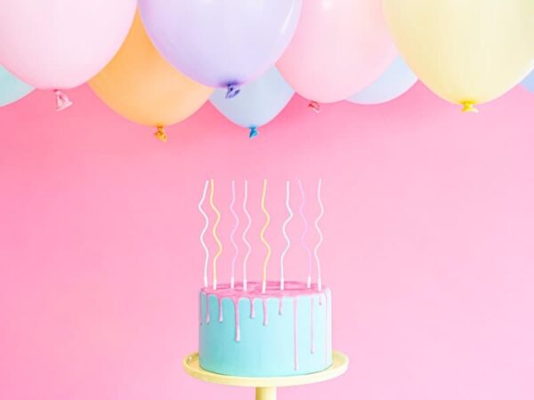 Balloon decorations и торта за празненство с импресивен цвят и стил за тържествена атмосфера. Перфектен за детски и възрастни партита, летни събития и специални поводи.