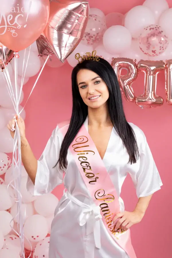 Балаон с розови и метални балони, булка с диамантена корона и стикер "Бутилка за нея" за изненада. Персонализирана торта за специален повод в празнична атмосфера.