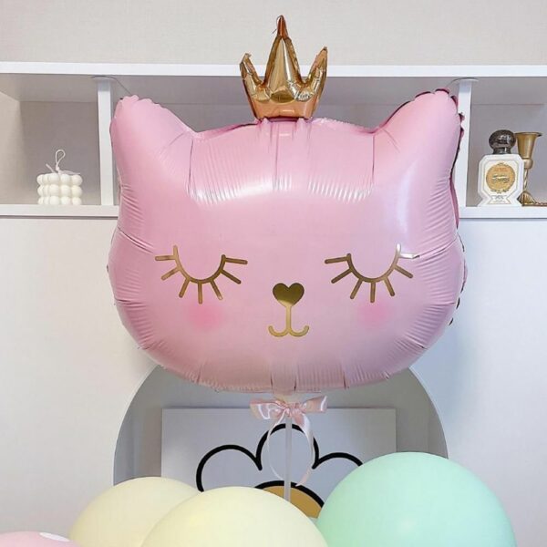 Цветена балон с форма на котка с корона и затворени очи за детски партита и празненства.