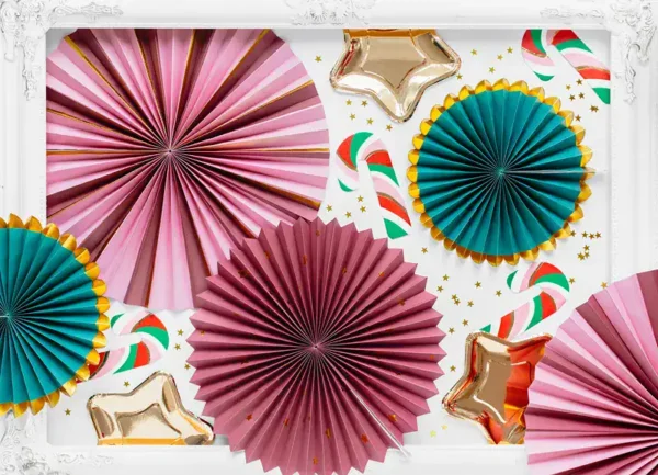 Хартиени декорации за парти, цветни въздушни маски, балони и гирлянди, перфектни за празнични събития и рожденни дни, създаващи весела и празнична атмосфера.