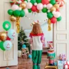 балони коледна украса за рожден ден, празнична декорация с балони, детски парти декорации с празнични балони и коледна елха, детско парти с ярки балони и подаръци.