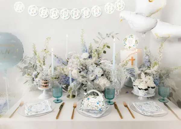 Блестяща украса за сватбен или празничен обяд с ароматни цветя и тематични елементи, подходяща за детски рождени дни и специални събития, създавайки незабравима атмосфера.