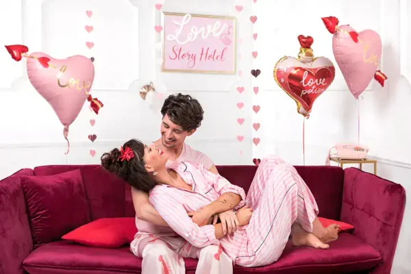 Любовна атмосфера с балони за романтично настроение, създадена за специален повод. Цени за любов, романтика и уют за двама в уютния дом или хотел. Перфектна украса за празненство.