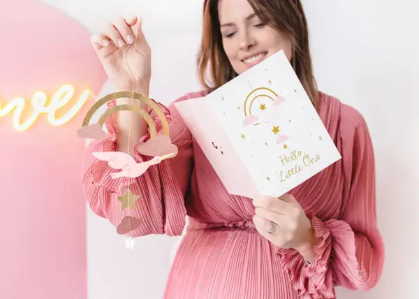 Украса за рождения ден, летящ ярък дъга и нежна бяла птичка, подходящи за детски празници, сватби или тематични събития.