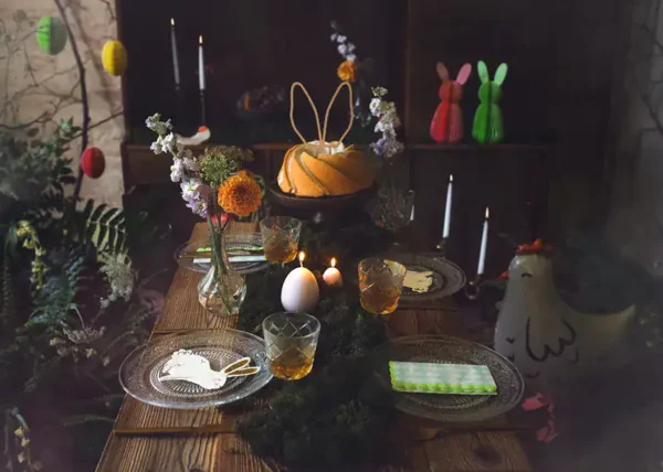 Цветна празнична украса за Великденска маса с яйца, цветя и тематични детайли за уютен пролетен празник.