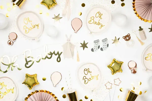 Летящи балони и декорации за бебешки празник, сватба или рожден ден, свързани с празниците на бебето. Идеален за официални събития и детски партита с тематичен дизайн.