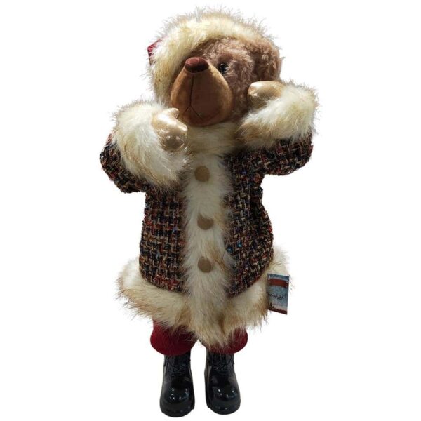 Мече с зимно яке и ботуши, подходящ за коледни декорации и празнични събития, като част от коледната атмосфера.