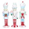 Красиви коледни фигури бели Дядо Коледа с разноцветни сладкиши и празнично декорирани фигурки за украса на коледа и новогодишни партита от Party Deluxe.