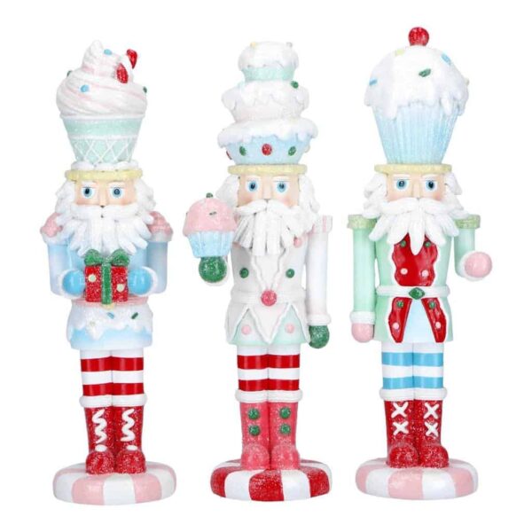Красиви коледни фигури бели Дядо Коледа с разноцветни сладкиши и празнично декорирани фигурки за украса на коледа и новогодишни партита от Party Deluxe.