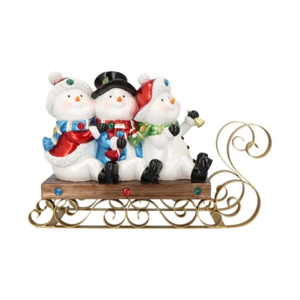 Коледна украса с трима снежни човека на кънки, носещи весели зимни облекла, на дървена платформа с златни елементи и цветни кристали, идеална за празнична украса.
