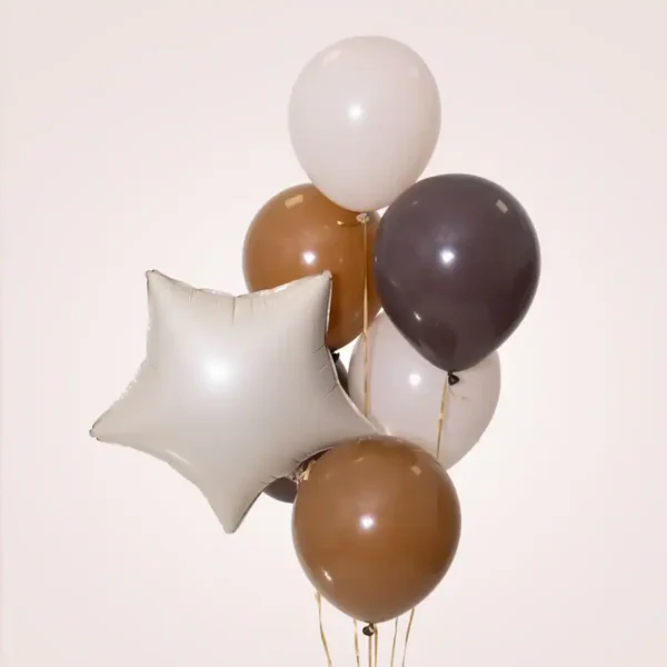 Ролка спорти и балони в кафяво, бяло и черно за празнична атмосфера.