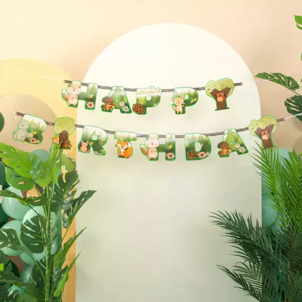 Банер за детско парти със зелени животински мотиви и надпис "Happy Birthday" на дървени букви, украсяващ интериора.