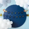 Декорация за рожден ден с летящи ракети и звезди, подходяща за тематични сеанса, с бели облаци и весел атмосфера.