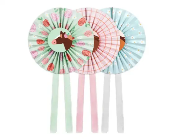 Цветни хартиени пауни за парти, подходящи за рождени дни и празненства, с декоративни ленти за украса.