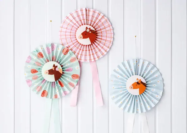 Цветни хартиени фенери с картинки на коне за детски празници, рождени дни и тематични събития, перфектни за декорация.