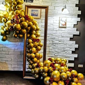 Златисти балони за празненство, сватба или рожден ден, ефектна декорация с изкуствени балони и цветя за събития и тържества, Party Deluxe България.