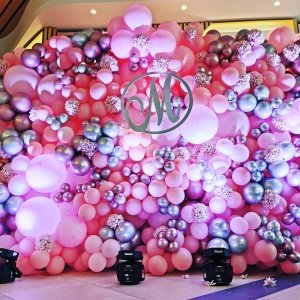 Разкошна украса с балони и монограма за специално събитие, създаващи европейска атмосфера за празненство или сватба.