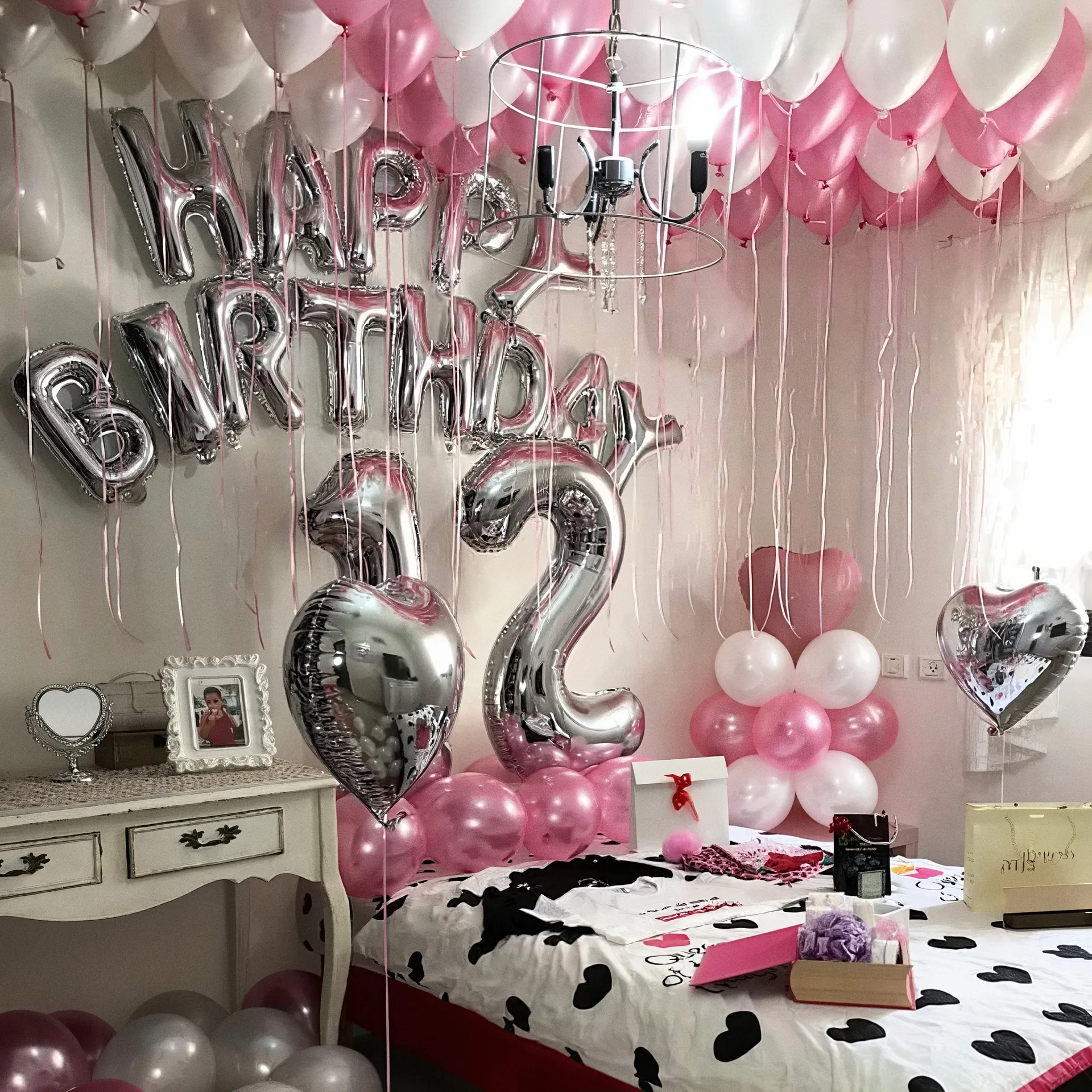 Изненада в детска стая с балони по тавана и сребърен надпис Happy Birthday