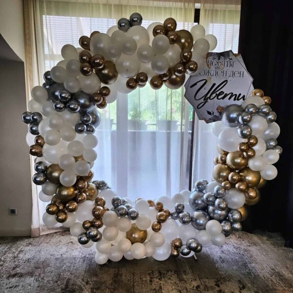 Цветен балонен арка за рождени дни, сватби и събития, украса с бели, сребристи и златисти балони, подходящи за празнични тържества и фотозони, предоставяни от Party Deluxe.