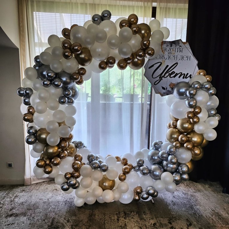 Цветен балонен арка за рождени дни, сватби и събития, украса с бели, сребристи и златисти балони, подходящи за празнични тържества и фотозони, предоставяни от Party Deluxe.