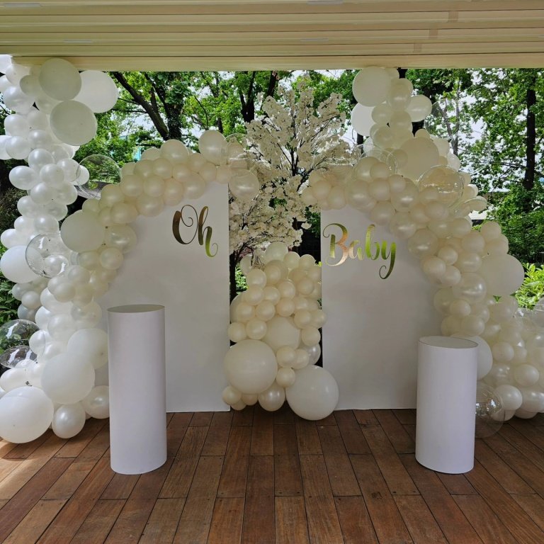 Бял балонен декор за бебешка смяна, празнична арка за новородено, Фото на тематична украса за бебешки рожден ден или кръщене, Професионално създаване на събития и декорации за бебета.
