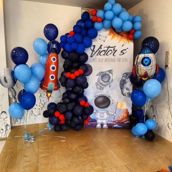 Блестящи балони с космическа тематика, с Rocket и Astronaut дизайн, създаващата фантастична декорация за парти за малки любители на космоса и приключения.
