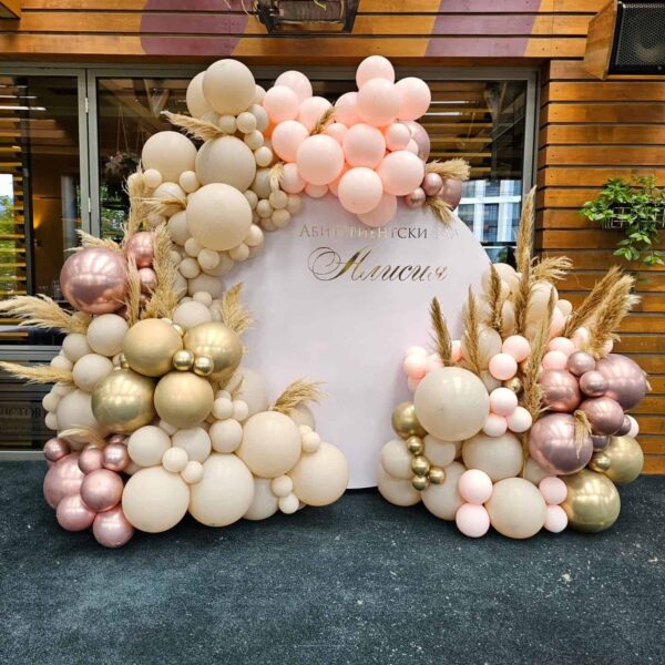 Летящи балони за сватба или събитие с цветове праскова, бежово и розово, уникална декорация за фотосесия, празнична атмосфера, Party Deluxe.